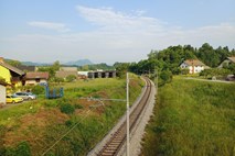 Drugi železniški tir Ljubljana–Kranj: Škofjeločane skrbi poseg železnice v naravo