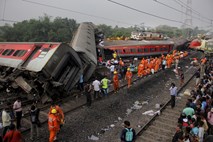 #foto V hudi železniški nesreči v Indiji umrlo najmanj 288 ljudi