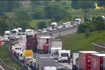 Cestni alarm: Zastoji na zahodni ljubljanski obvoznici ter gorenjski in štajerski avtocesti