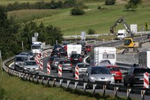 Cestni alarm: Že od jutra večkilometrski zastoji na cesti od Šmarja proti Kopru