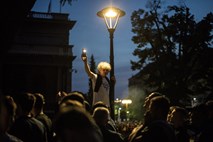 Na shodu proti nasilju v Srbiji znova več deset tisoč ljudi