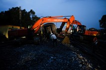 Železniška nesreča v Indiji domnevno povezana z napako v signalno varnostnem sistemu