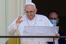 Papež danes na operacijo trebušne kile

