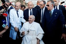 Papež Frančišek po operaciji zapustil bolnišnico