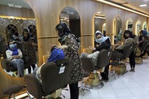 V Afganistanu po ukazu talibanov zaprlo vrata na tisoče kozmetičnih salonov