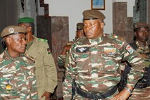 Vojaška hunta v Nigru očita Franciji, da želi vojaško posredovati