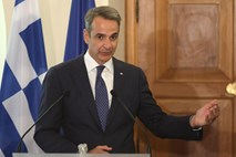 Grški premier evakuiranim turistom obljubil teden dni brezplačnih počitnic na Rodosu