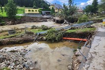 Mura še vedno ogroža naselja, Sava upada, na Brežiškem težave s podtalnico, na Koroški Beli preklic evakuacije