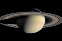 Ob drugi avgustovski polni luni ponoči viden tudi Saturn