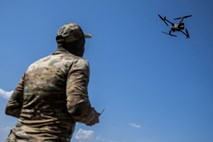 Rusija nad Ukrajino znova poslala več deset dronov