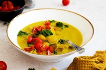 #recept Krompirjev curry z gobami in špinačo