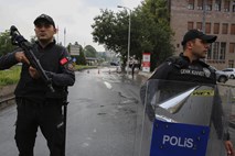 Turčija po napadu v Ankari izvedla racije po državi

