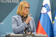 V živo: očitki SDS in NSi ministrici Sanji Ajanović Hovnik; spremembe v ministrski ekipi?