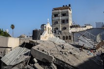 V izraelskem napadu na Gazo več mrtvih in ranjenih v cerkvi, narašča tudi število žrtev na Zahodnem bregu