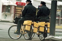 Bo prihodnje leto 200 manj zaposlenih v prometu Pošte Slovenije in zakaj poštarjem sledijo?