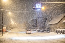 V večjem delu države sneg tudi po nižinah, ponekod tudi brez elektrike