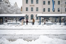 Sneženje v Nemčiji in Avstriji ponehalo, težave v prometu ostajajo