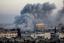 #video Izrael nadaljuje napade na območje Gaze; izvedli tudi povračilne napade na Sirijo