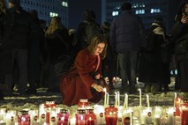 #foto Na Trgu republike na zborovanju za mir v Gazi prižgali sveče na simboličnih grobovih