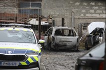 Po požaru v strogem središču Ljubljane, v katerem so zagoreli trije avtomobili: policisti vzrok še preiskujejo