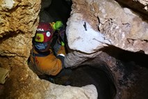 Zahtevno reševanje po padcu jamarja pri Gotenici, trenutno poteka zadnja faza reševanja