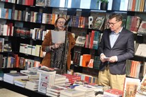 S knjigarno Maks v Novi Gorici postavljajo knjigo v središče
