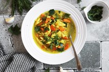 Recept 417: Zlata piščančja juha z zelenjavo in testeninami