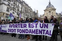 Francoski senat podprl vpis pravice do splava v ustavo