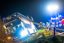 #foto V Nemčiji že druga prometna nesreča avtobusa ta teden; poškodovanih je vsaj 20 ljudi