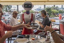 Italijanski gostinec po neuspešnem iskanju natakarjev zaposlil robota