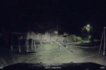 #video V ukradenem avtu so se zaletavali v drevesa in ograje po Ljubljani; kamera jih je posnela