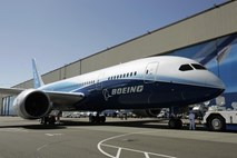 #video Pri Boeingovih letalih 787 manjka še »nekaj ključnih delov«