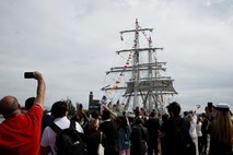#foto Ladja z olimpijsko plamenico izplula iz Pireja proti Franciji
