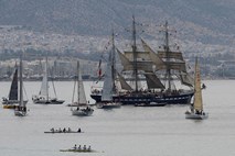 Ladja z olimpijsko plamenico izplula iz Pireja proti Franciji