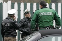 V Nemčiji po napadu najstnika umrl policist