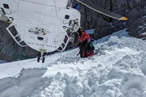 Nesreča v gorah: 30-letniku, ki ga je odnesel snežni plaz, ni bilo pomoči