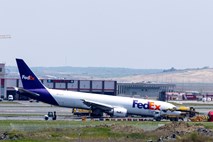 Nov Boeingov incident: tovorno letalo pristalo na nosu