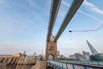 #video Avstrijca poletela pod londonskim Tower Bridgeom