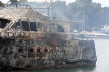 #foto V (nočnem) požaru v marini v Medulinu zgorelo najmanj 20 čolnov