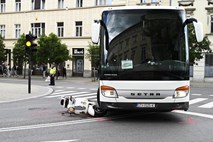 #foto Gosposvetska: mopedist po trčenju z avtobusom huje poškodovan