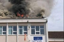 #video Črnogorski šolarji na zadnji dan pouka zažgali streho šole