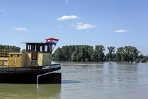 Tragedija na Donavi: v trčenju ladje in čolna dva mrtva in več pogrešanih