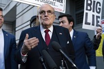 Rudyju Giulianiju obtožnico vročili na zabavi za 80. rojstni dan