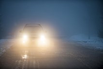 Nevarni izsledki raziskave: 80 odstotkov voznikov ob bleščanju luči pogleda stran ali pripre oči
