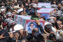 #video V Mašhadu se poslavljajo od predsednika