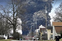 285 milijonov odškodnine zaradi iztirjenja vlaka z rakotvornimi kemikalijami v Ohiu