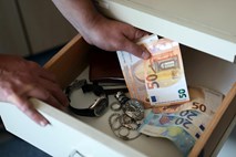 Spreten goljuf med pogovorom iz računa ukradel 25.000 evrov