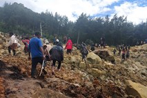 #video Izredne razmere na Papui Novi Gvineji: plaz pod seboj pokopal več 100 ljudi