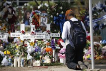 Dve leti od strelske tragedije v ZDA: starši 19 ubitih otrok tožijo orožarsko podjetje in Meto