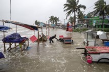 Nevarnost visoke plime: V Bangladešu domove zapustilo skoraj milijon ljudi